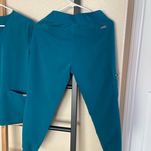 FIGS Pacific Blue High Waisted Zamora Joggers and Casma Top - Picture 7 of 10